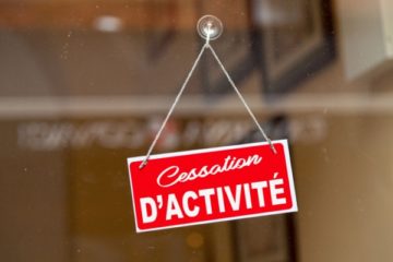 la-cessation-definitive-de-l’activite-permet-elle-le-licenciement-d’un-salarie-absent ?